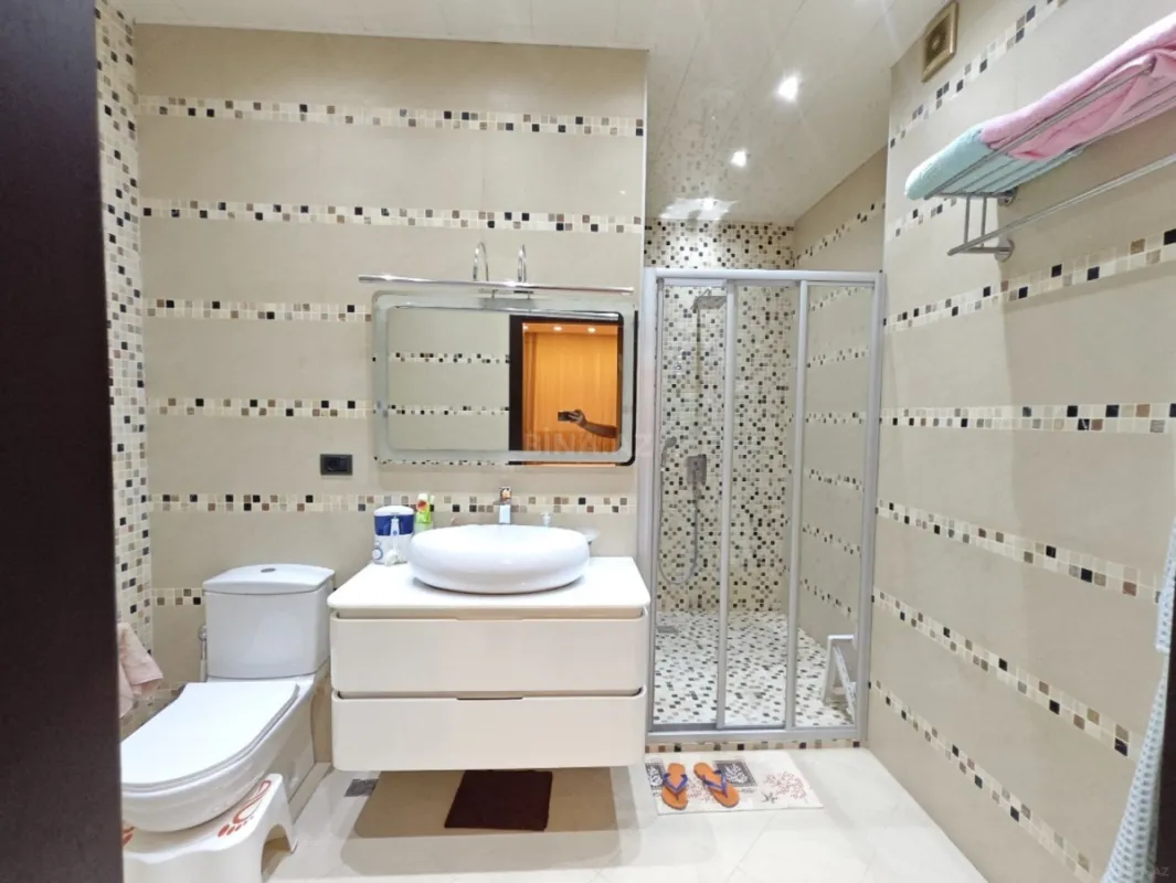 Satılır 4 otaqlı mənzil 196 m²