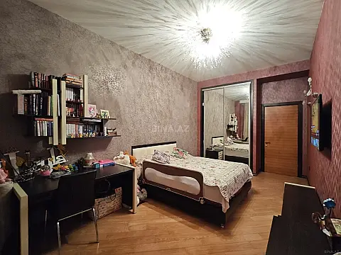 Satılır 4 otaqlı mənzil 196 m²