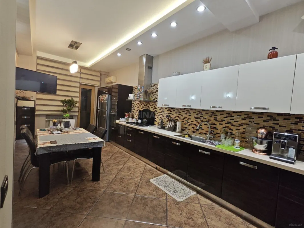 Satılır 4 otaqlı mənzil 196 m²