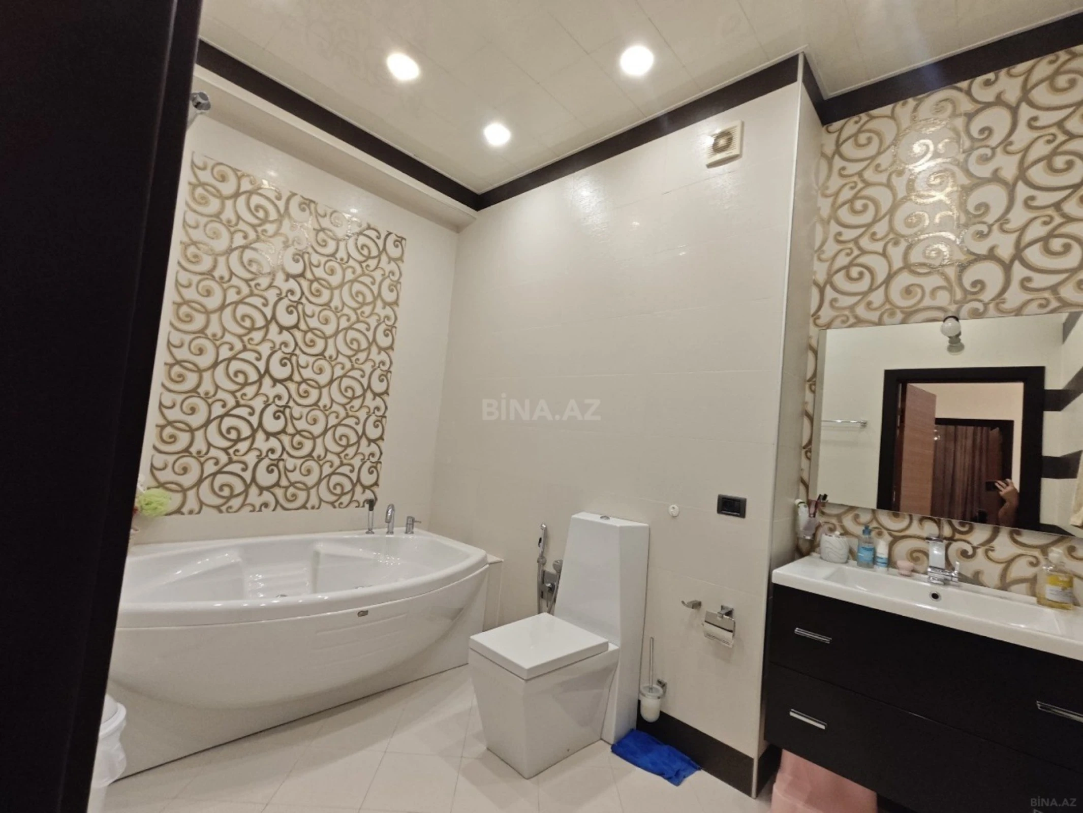 Satılır 4 otaqlı mənzil 196 m²