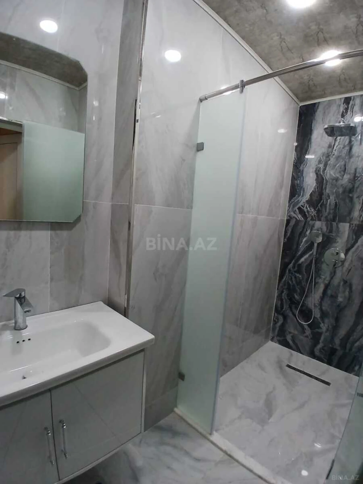 Kirayə verilir 2 otaqlı mənzil 84 m²
