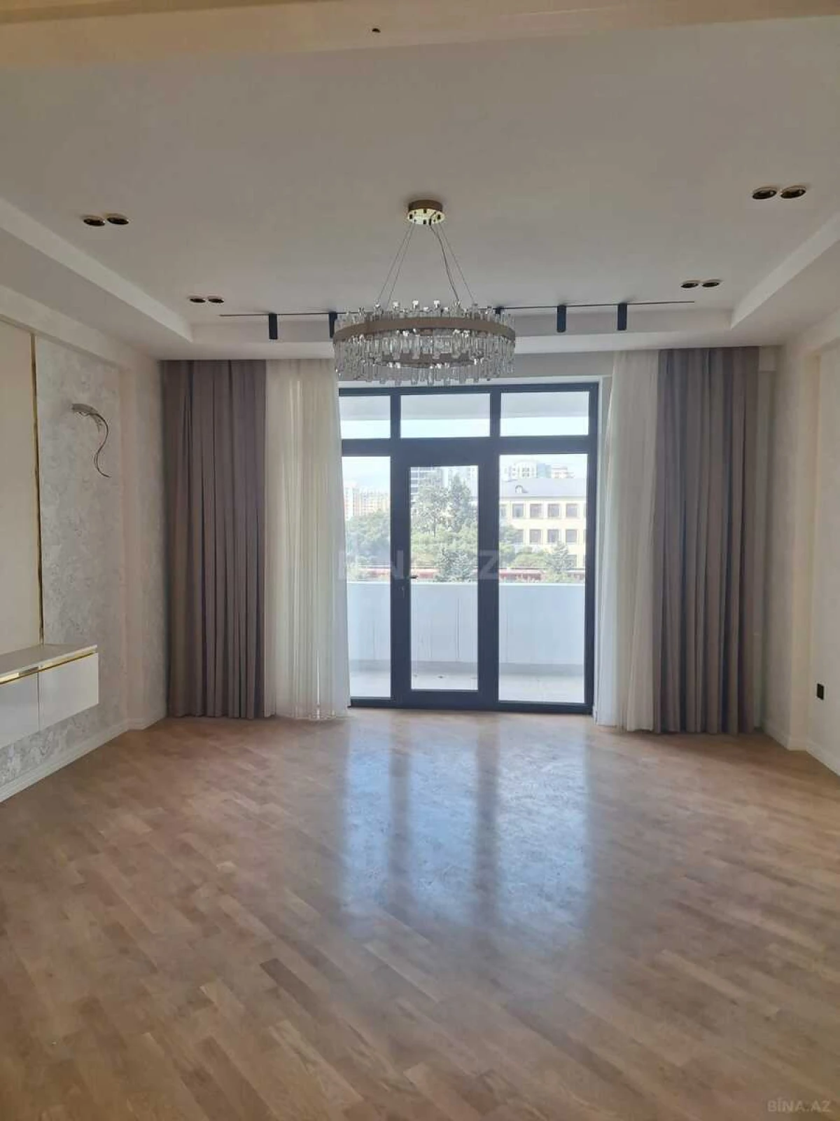 Satılır 3 otaqlı mənzil 118 m²