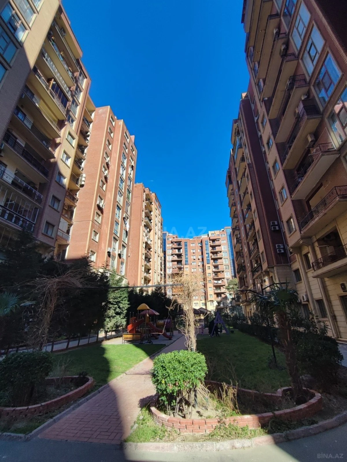 Satılır 5 otaqlı mənzil 215 m²