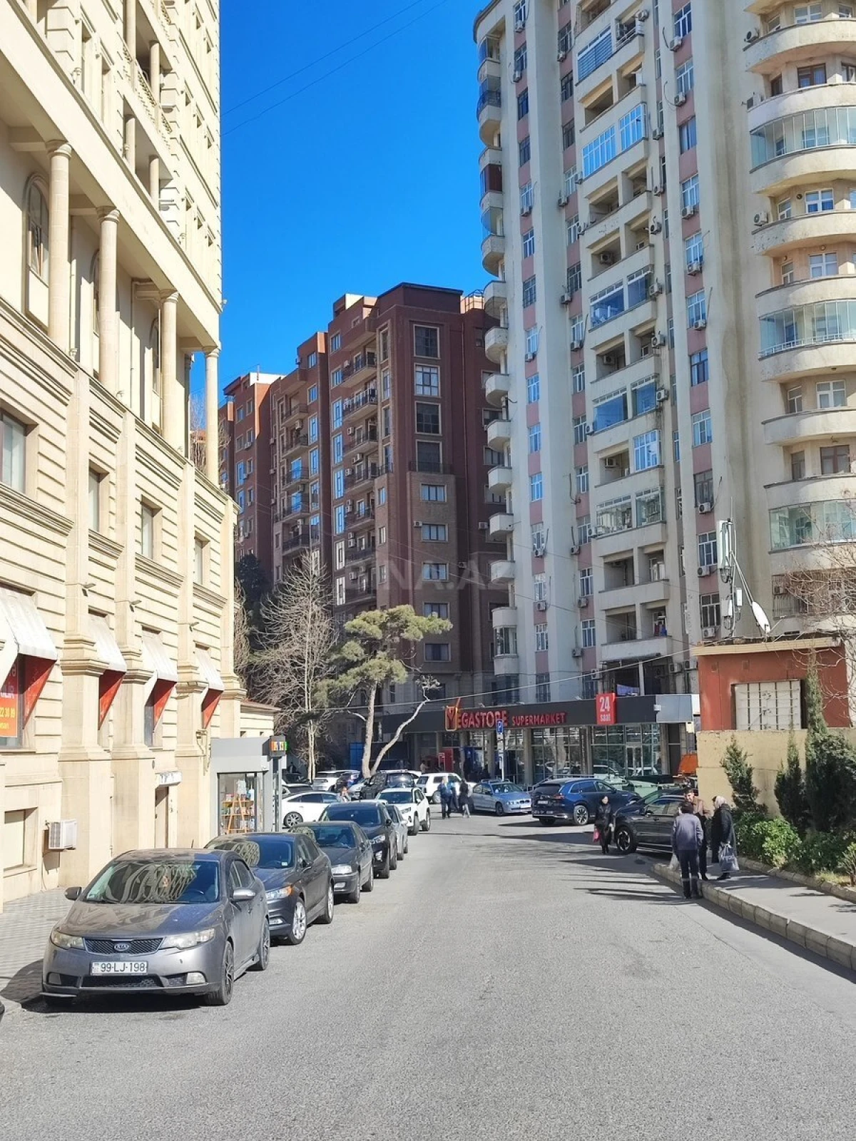 Satılır 5 otaqlı mənzil 215 m²