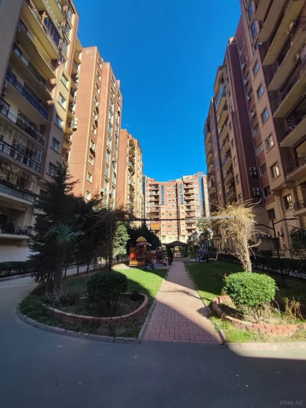 Satılır 5 otaqlı mənzil 215 m²