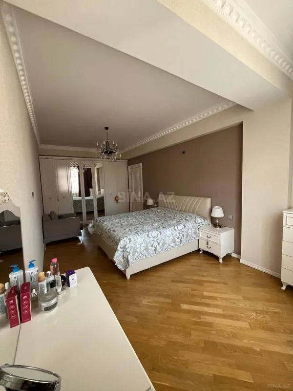 Satılır 4 otaqlı mənzil 170 m²