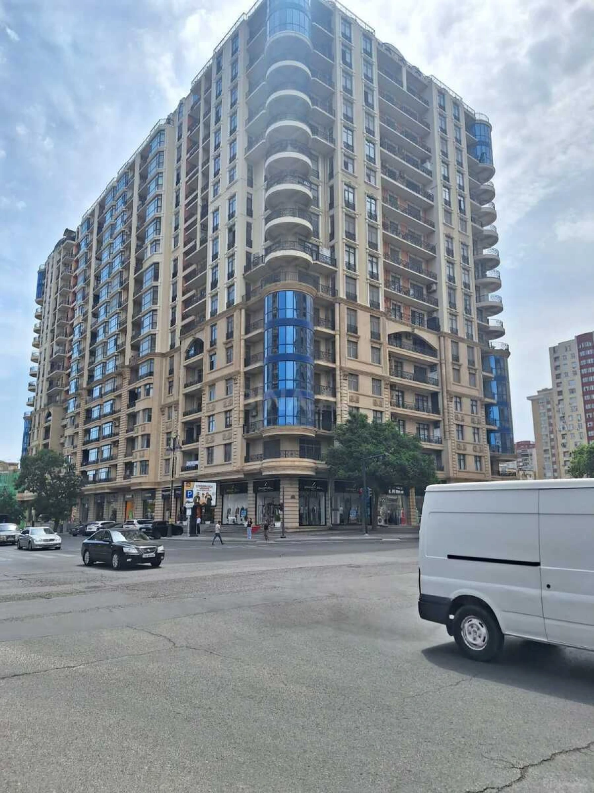 Satılır 3 otaqlı mənzil 159 m²