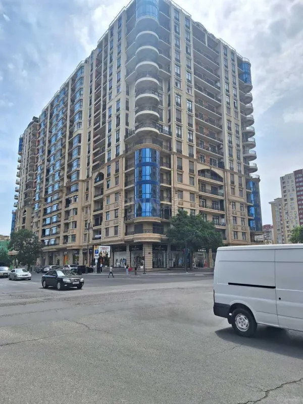 Satılır 3 otaqlı mənzil 159 m²