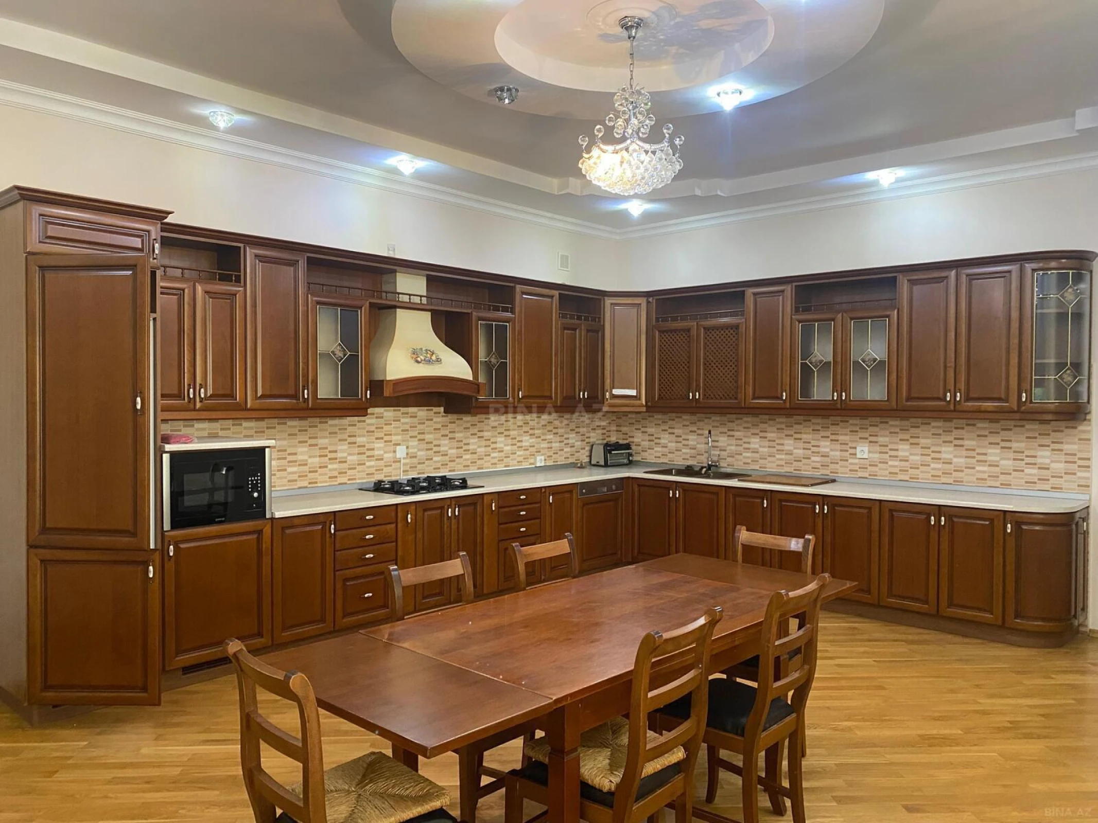 Kirayə verilir 7 otaqlı həyət evi 550 m²