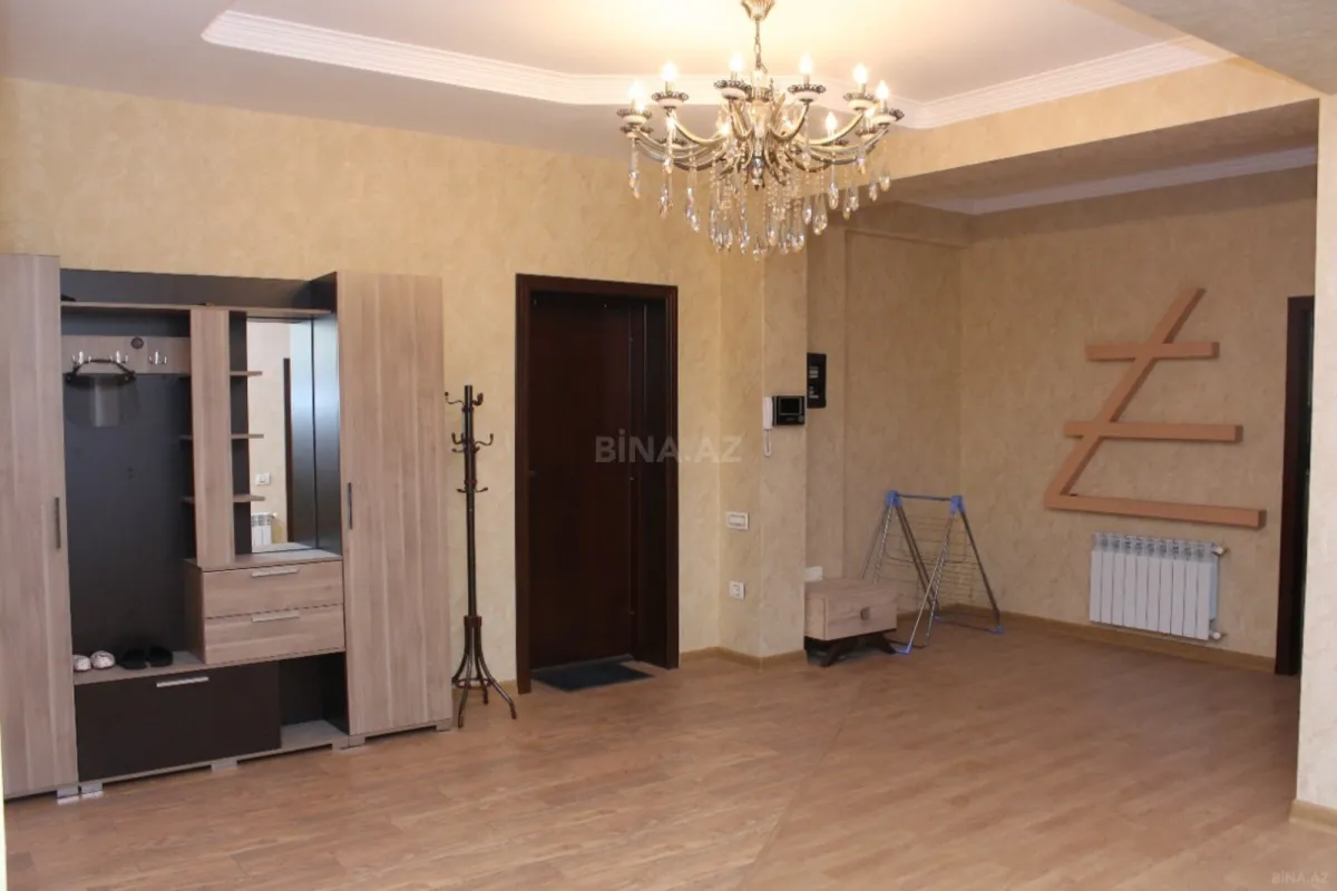 Satılır 4 otaqlı mənzil 216 m²
