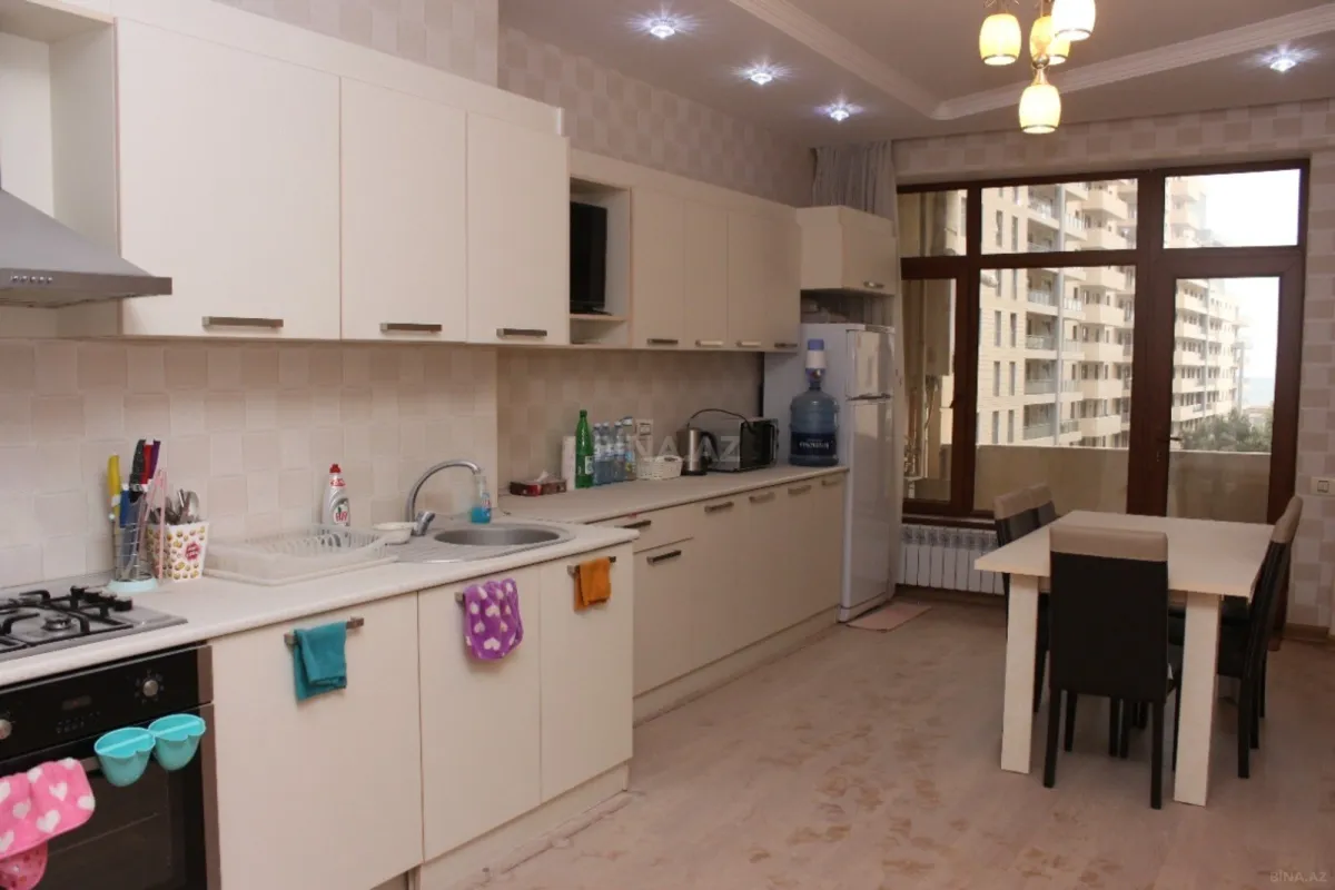 Satılır 4 otaqlı mənzil 216 m²