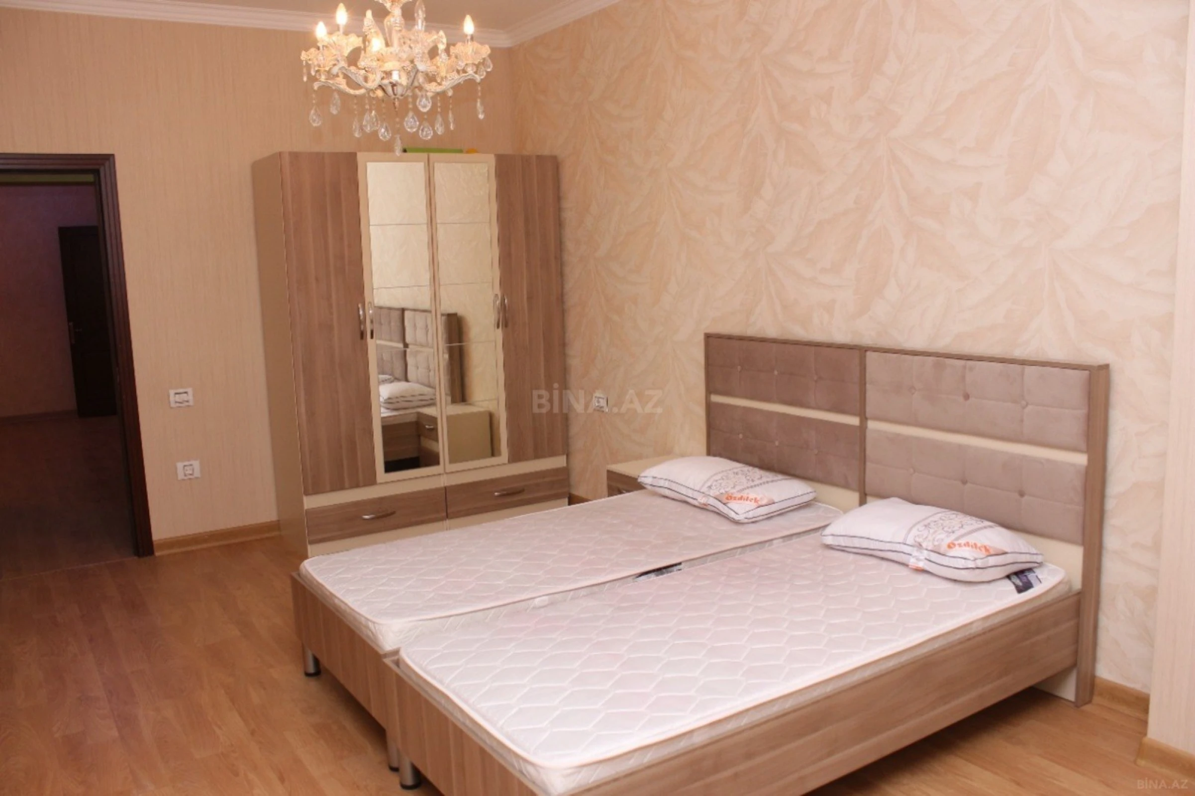Satılır 4 otaqlı mənzil 216 m²