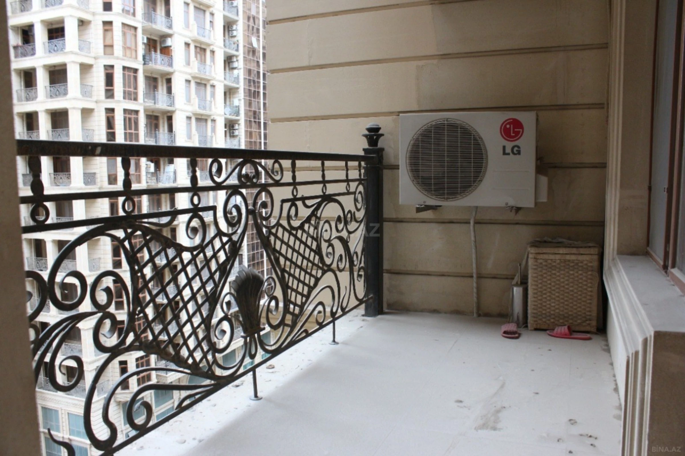 Satılır 4 otaqlı mənzil 216 m²