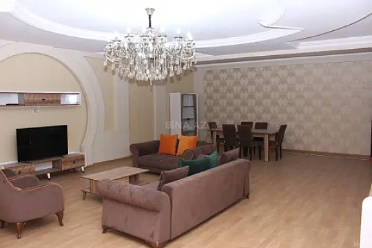 Satılır 4 otaqlı mənzil 216 m²
