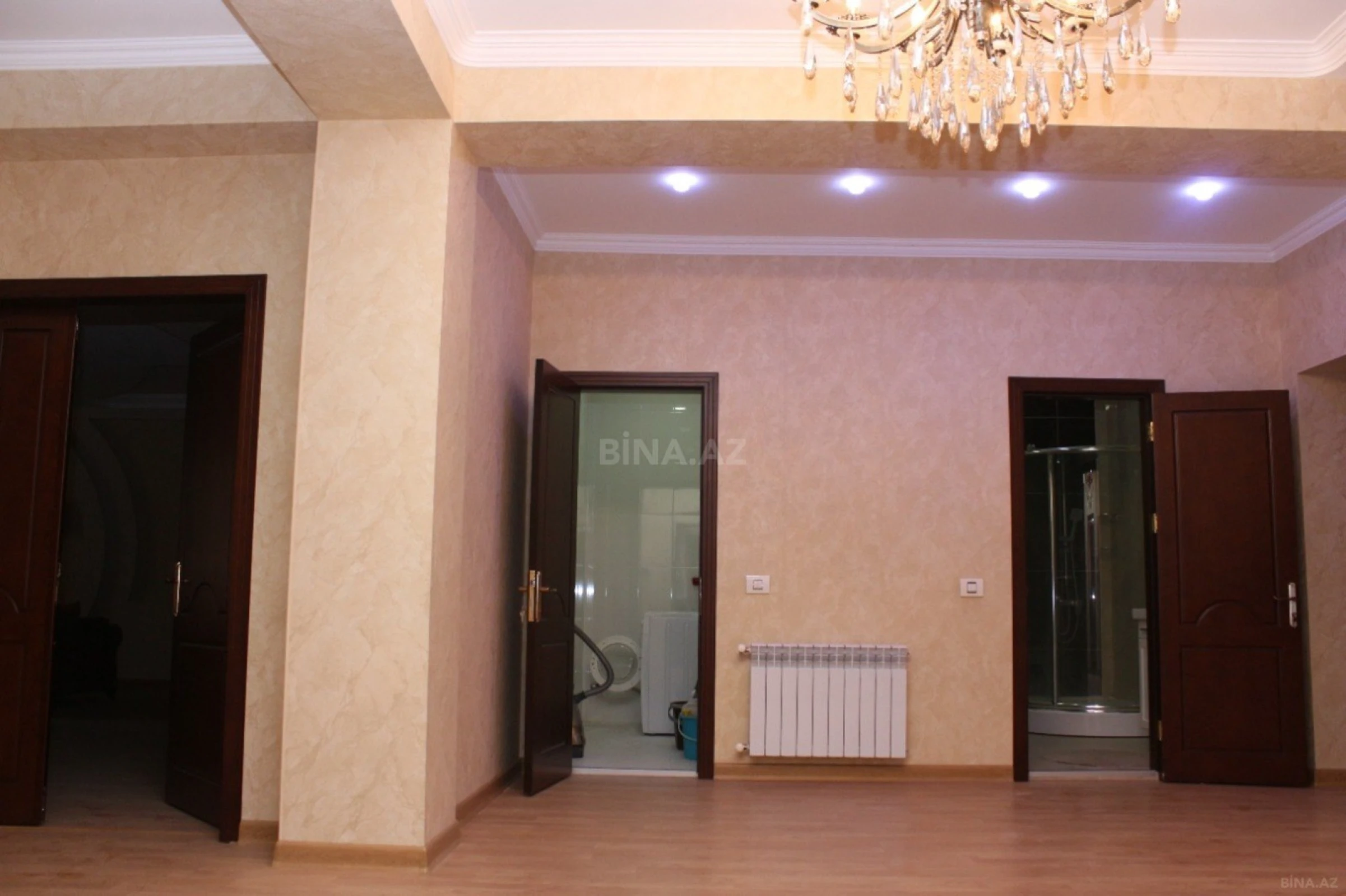 Satılır 4 otaqlı mənzil 216 m²