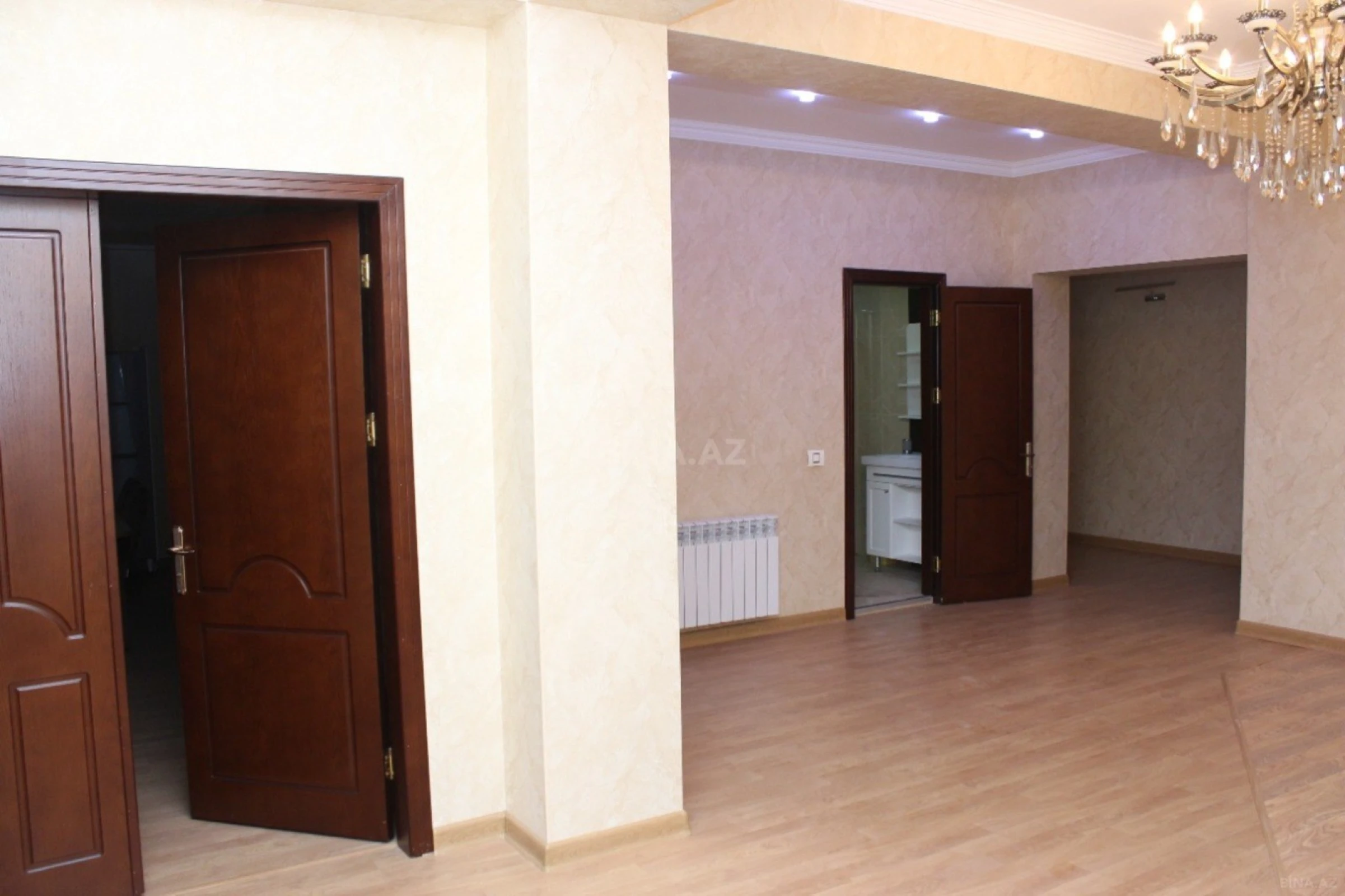 Satılır 4 otaqlı mənzil 216 m²