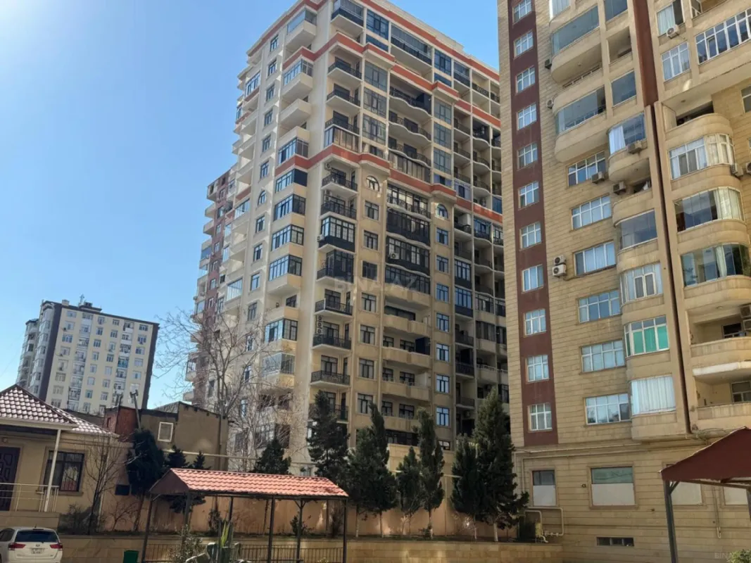 Satılır 4 otaqlı mənzil 230 m²