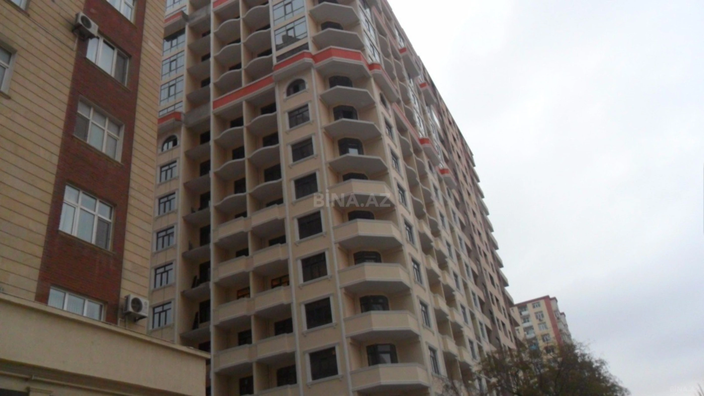 Satılır 4 otaqlı mənzil 230 m²