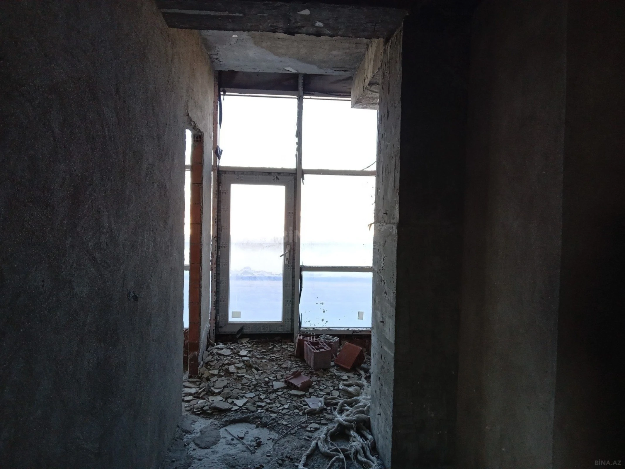 Satılır 5 otaqlı mənzil 300 m²