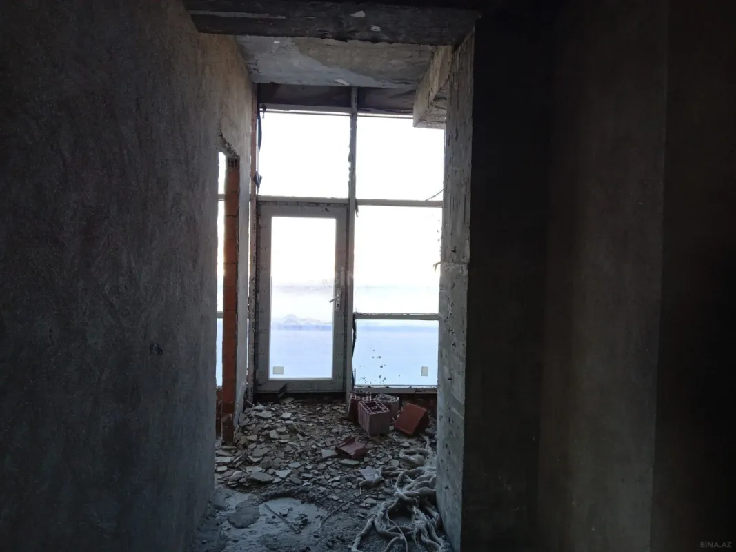 Satılır 5 otaqlı mənzil 300 m²