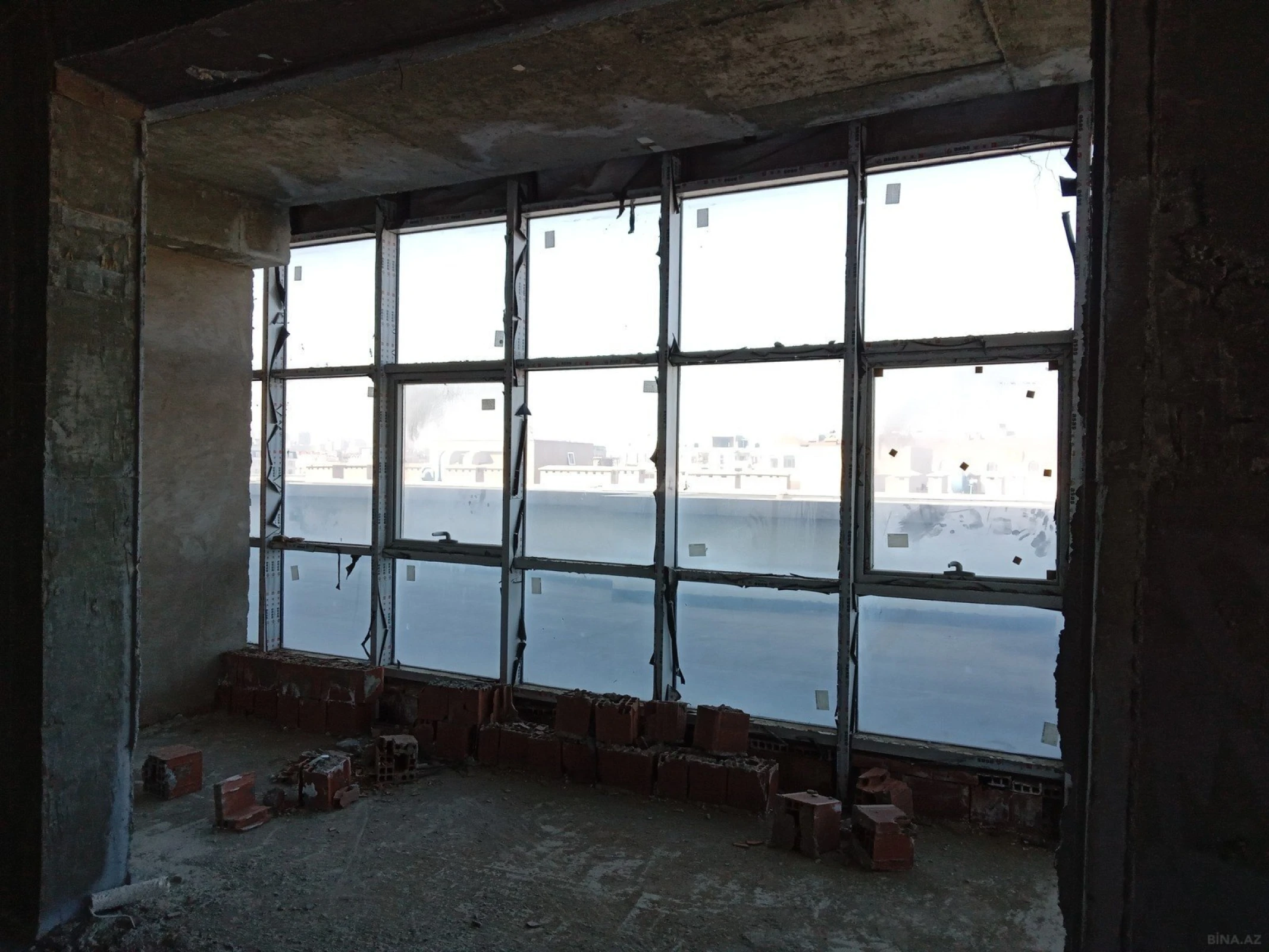 Satılır 5 otaqlı mənzil 300 m²