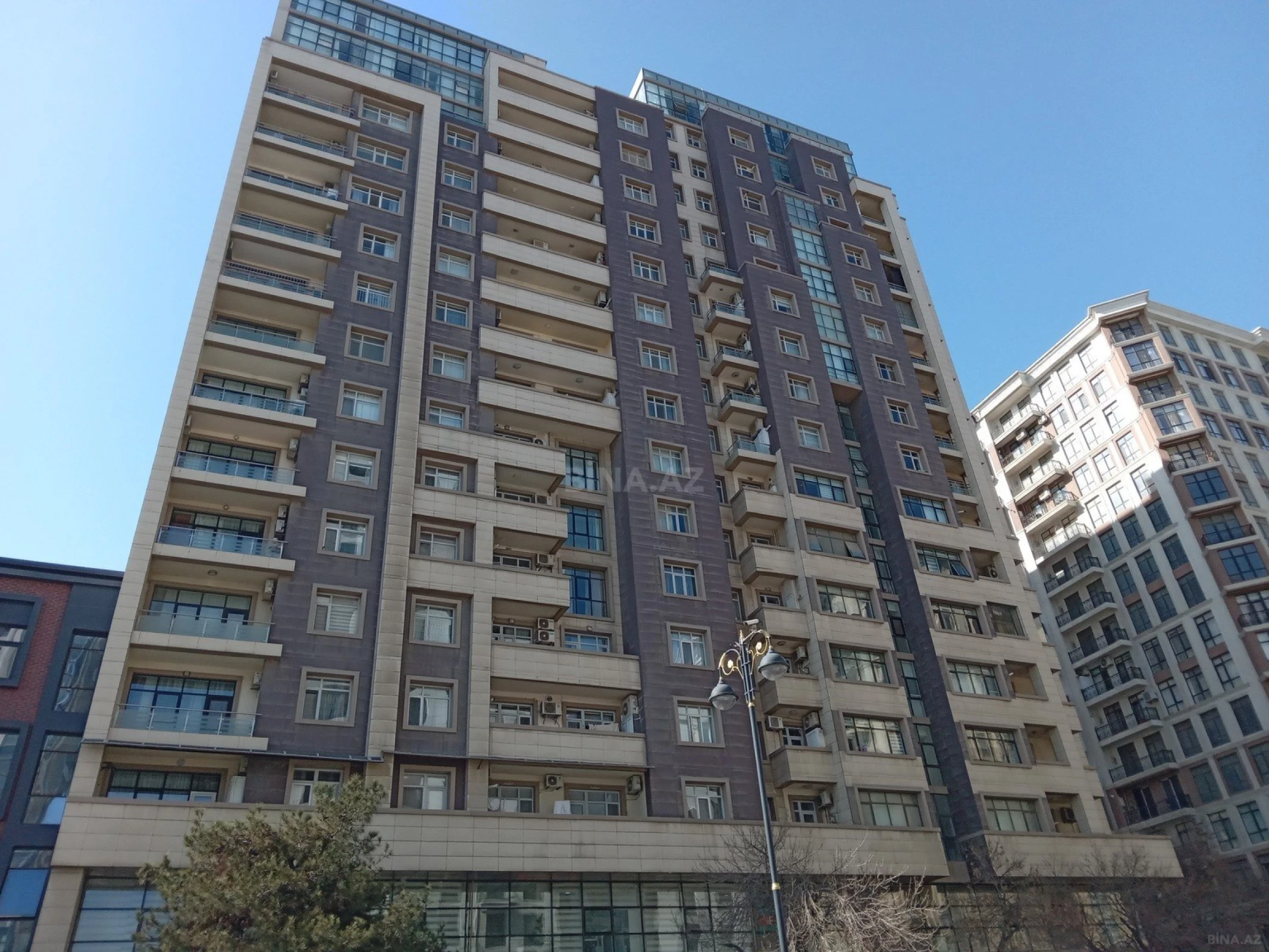 Satılır 5 otaqlı mənzil 300 m²