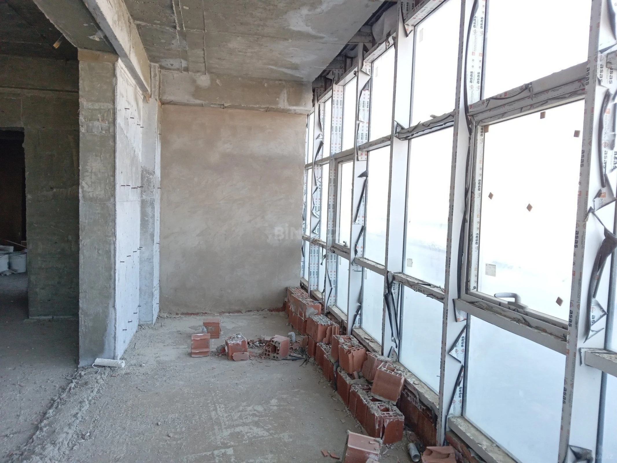 Satılır 5 otaqlı mənzil 300 m²