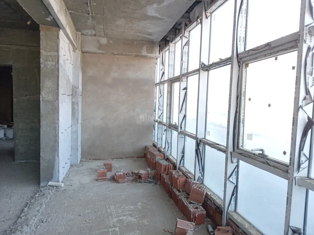 Satılır 5 otaqlı mənzil 300 m²