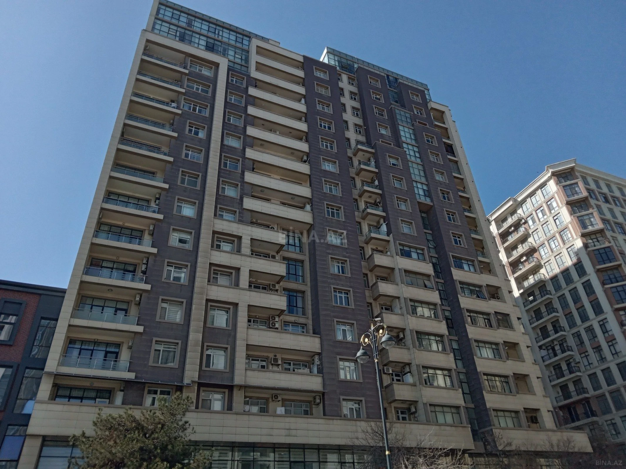 Satılır 5 otaqlı mənzil 300 m²