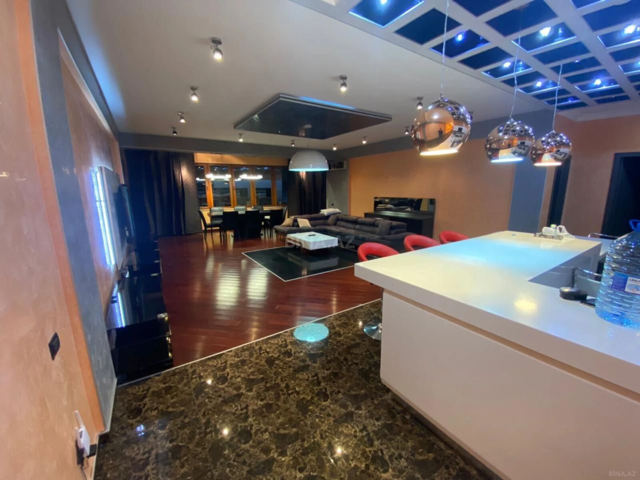 Kirayə verilir 4 otaqlı mənzil 221 m²
