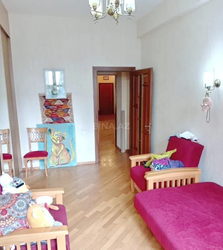 Satılır 4 otaqlı mənzil 155 m²