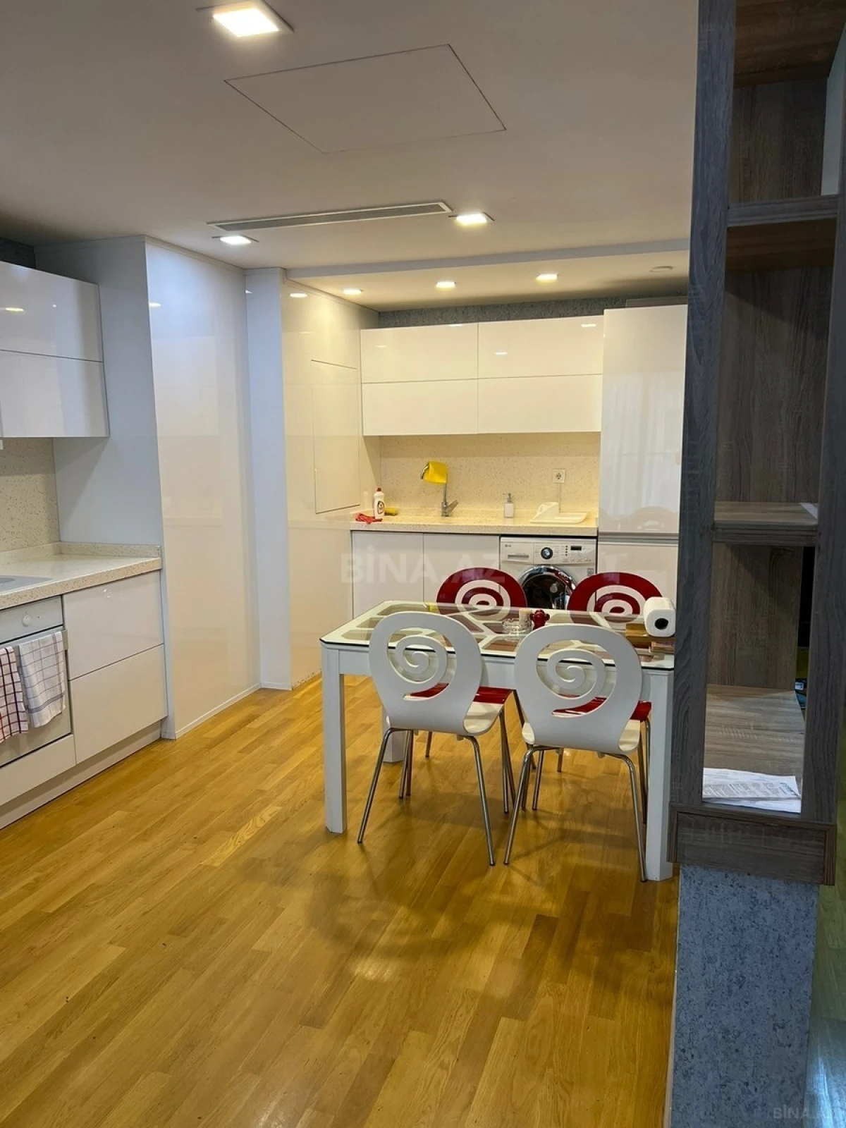 Kirayə verilir 2 otaqlı mənzil 94 m²