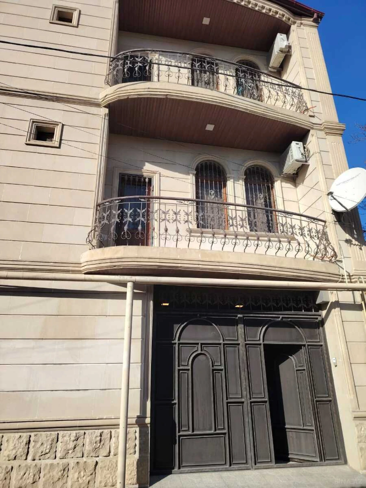 Satılır 7 otaqlı həyət evi 380 m²