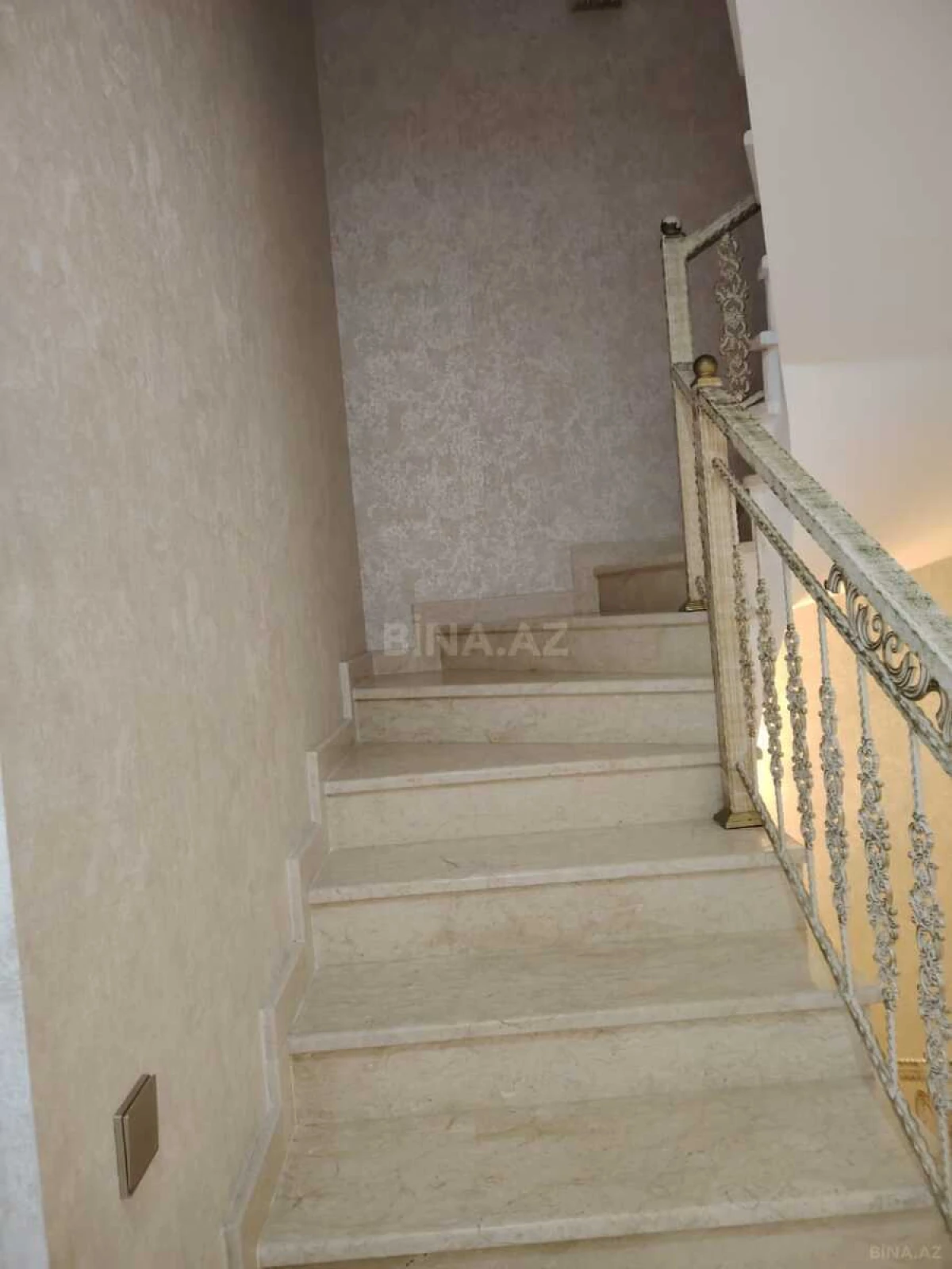 Satılır 7 otaqlı həyət evi 380 m²