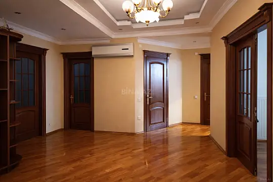 Satılır 3 otaqlı mənzil 132 m²