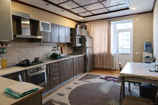 Satılır 3 otaqlı mənzil 132 m²