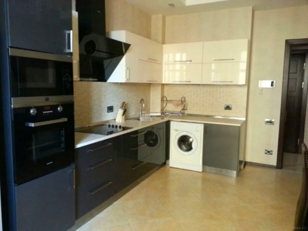 Satılır 3 otaqlı mənzil 180 m²