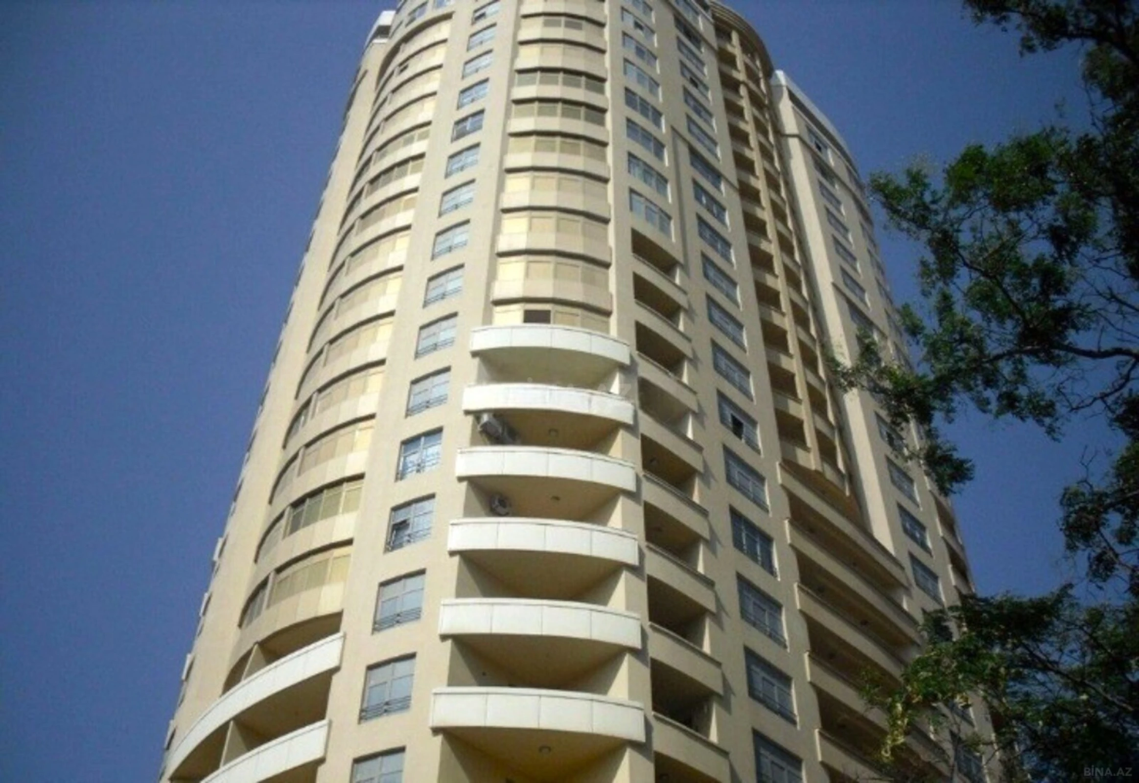 Satılır 3 otaqlı mənzil 180 m²