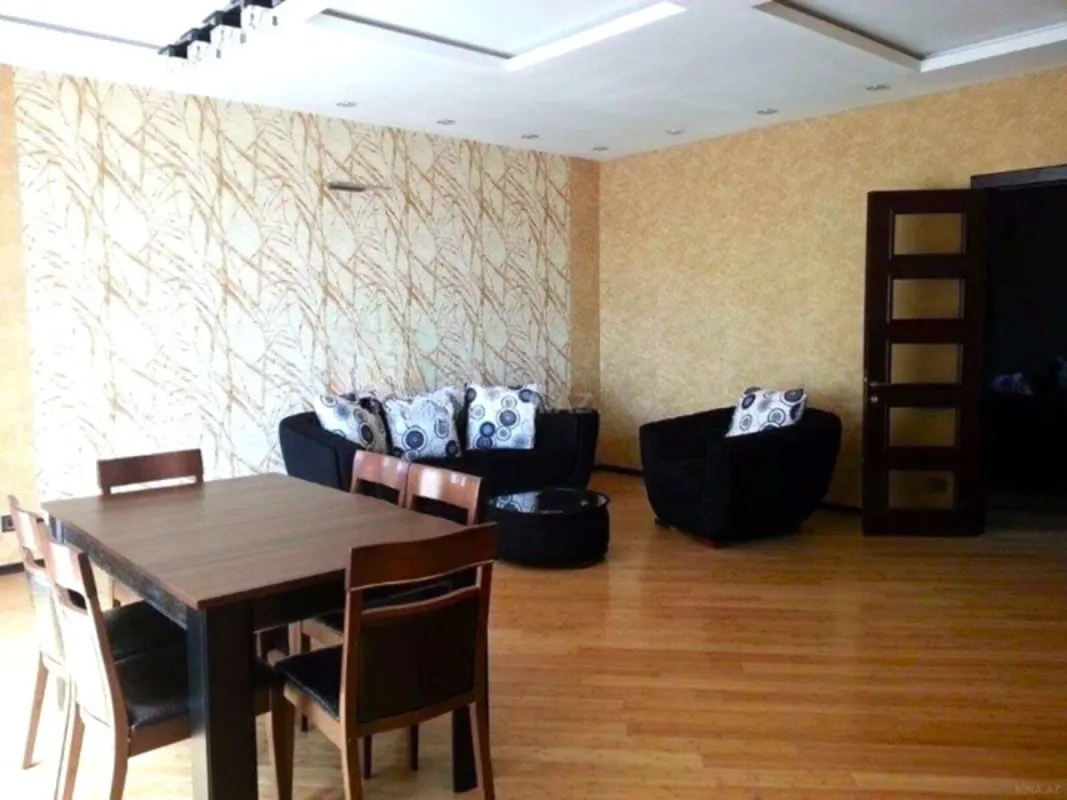 Satılır 3 otaqlı mənzil 180 m²