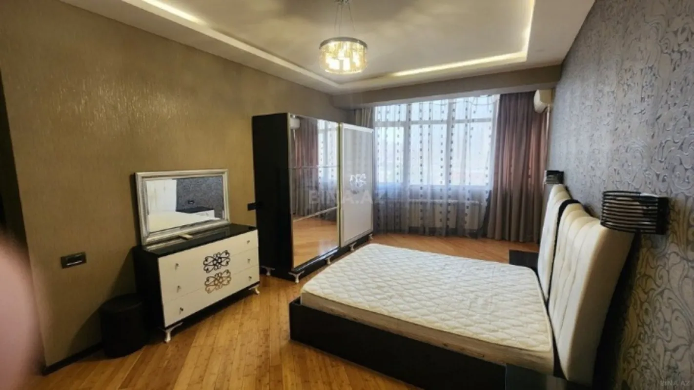Satılır 3 otaqlı mənzil 180 m²