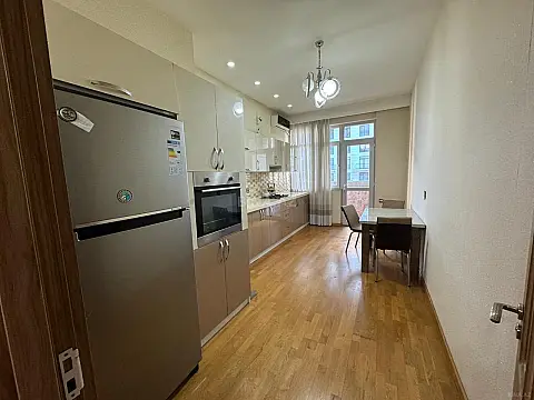 Kirayə verilir 2 otaqlı mənzil 100 m²