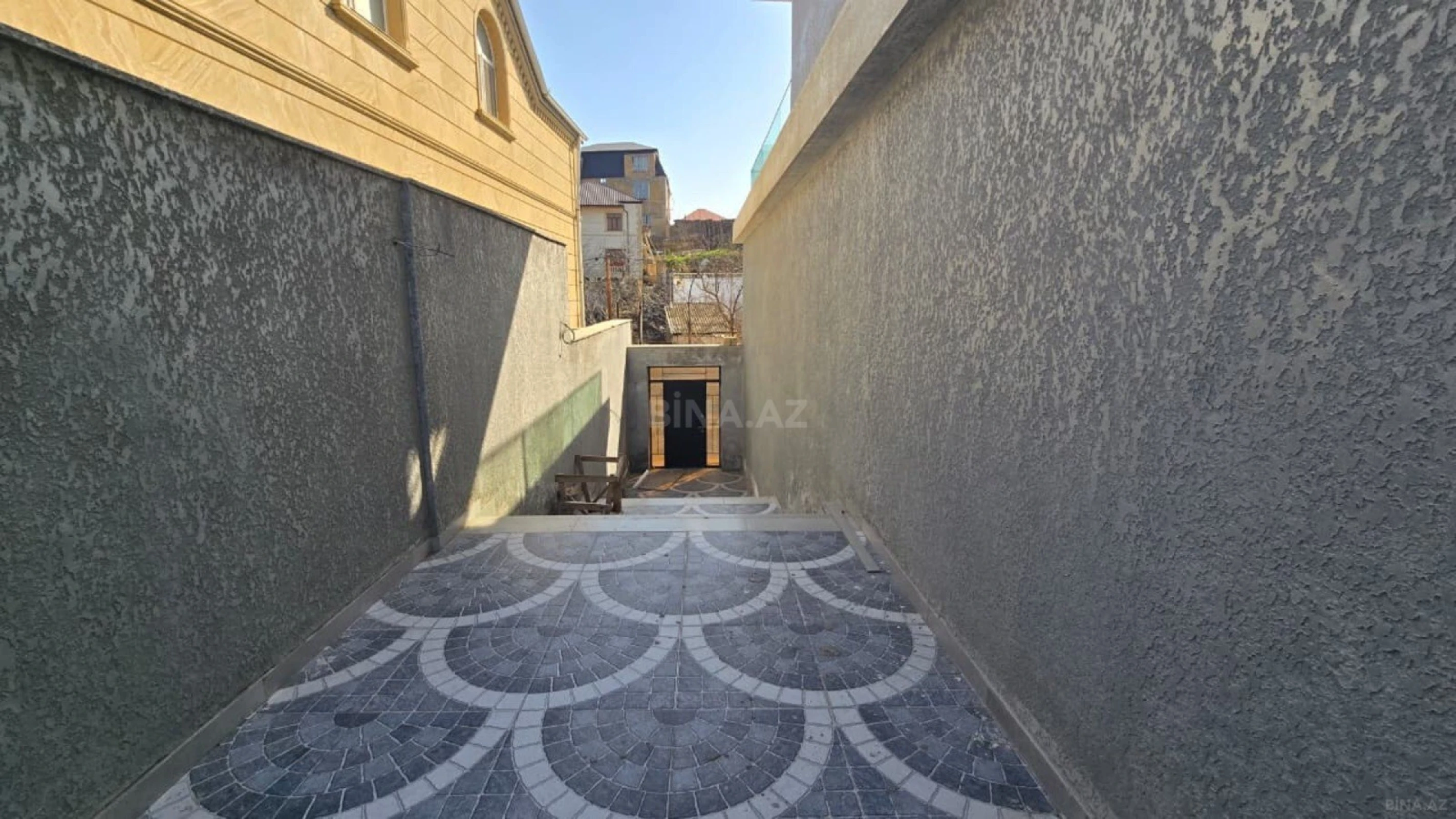 Satılır 10 otaqlı həyət evi 1000 m²