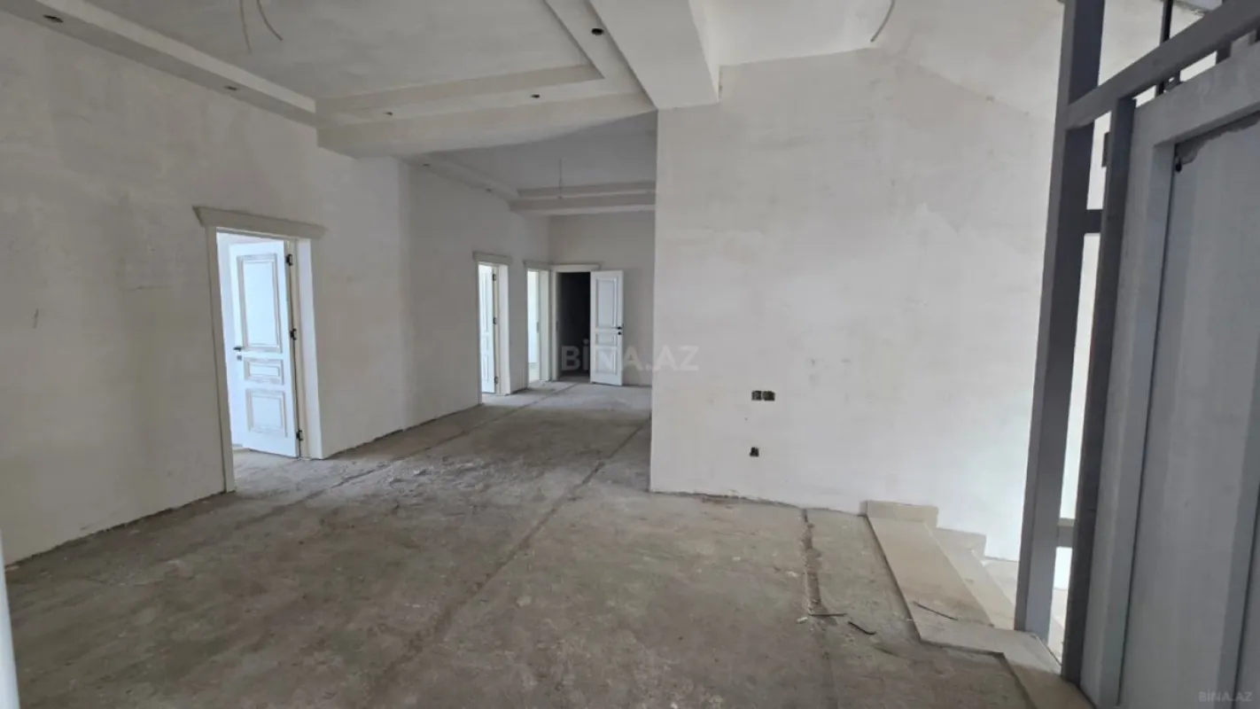 Satılır 10 otaqlı həyət evi 1000 m²
