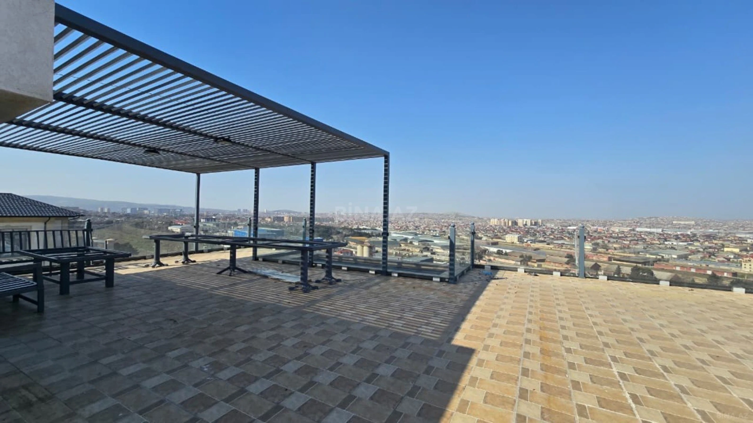 Satılır 10 otaqlı həyət evi 1000 m²