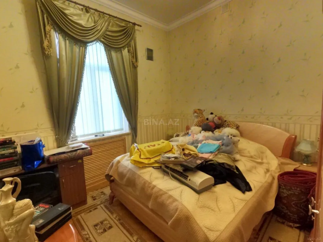 Satılır 9 otaqlı həyət evi 750 m²