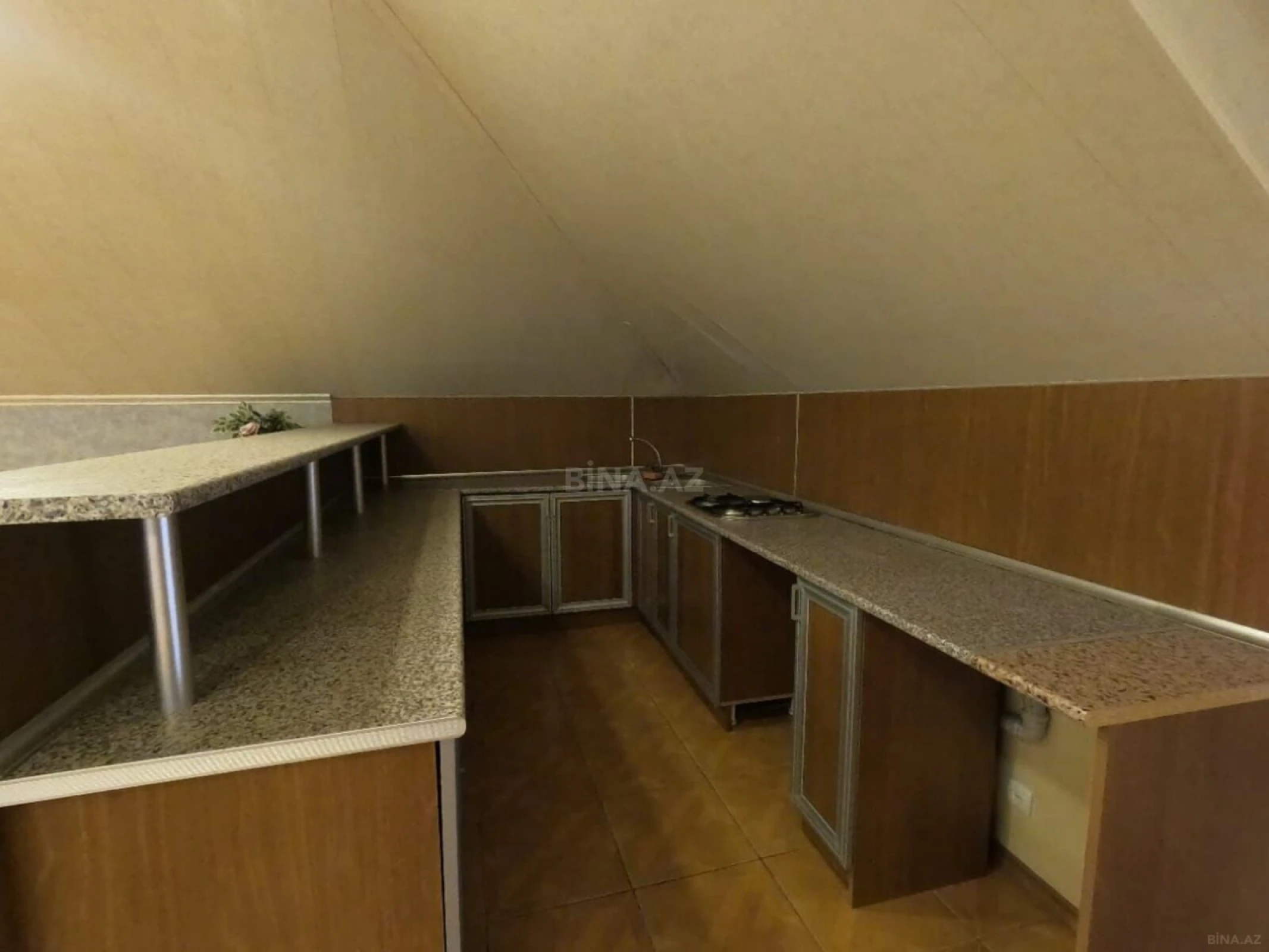 Satılır 9 otaqlı həyət evi 750 m²