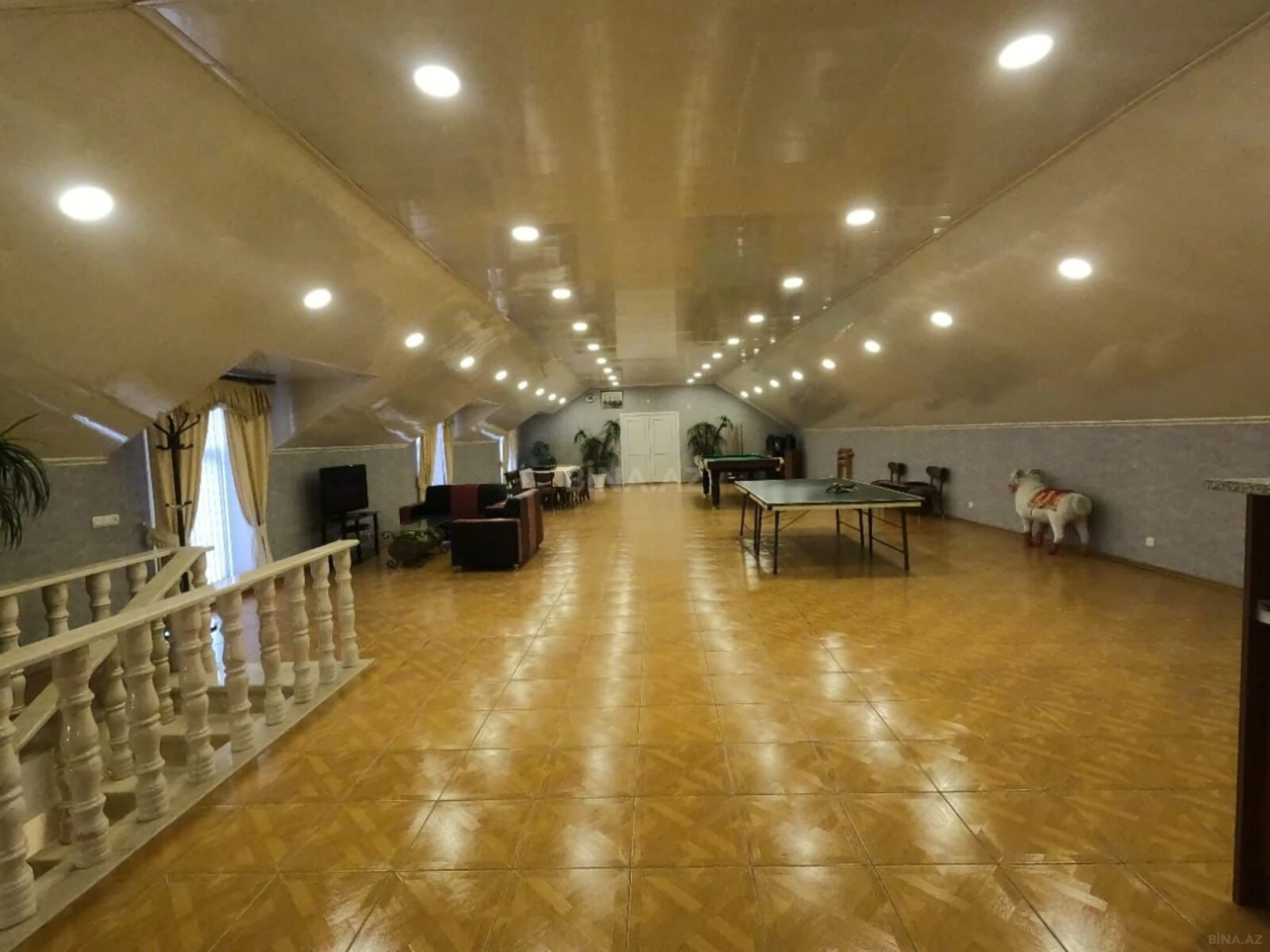 Satılır 9 otaqlı həyət evi 750 m²