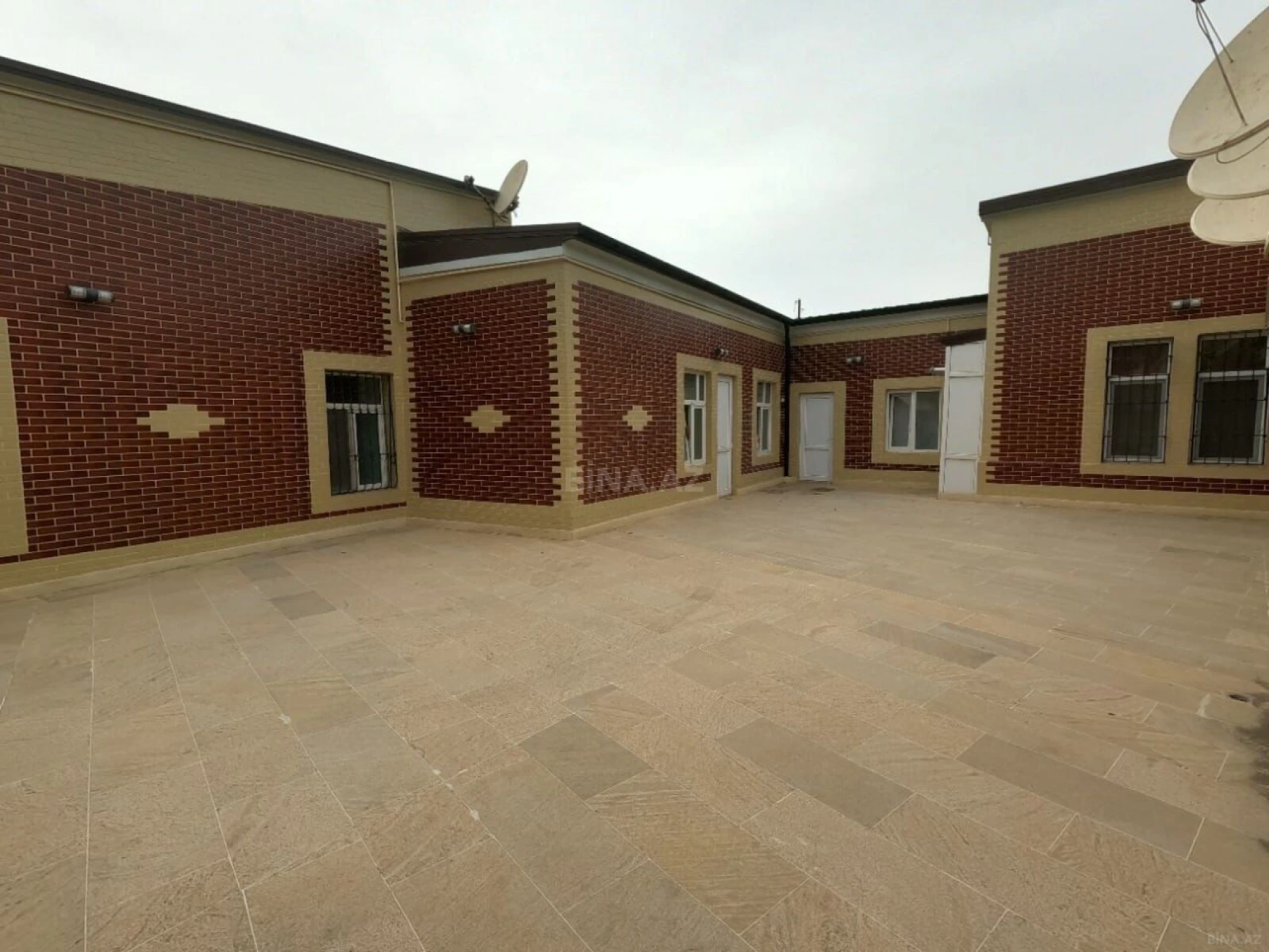 Satılır 9 otaqlı həyət evi 750 m²