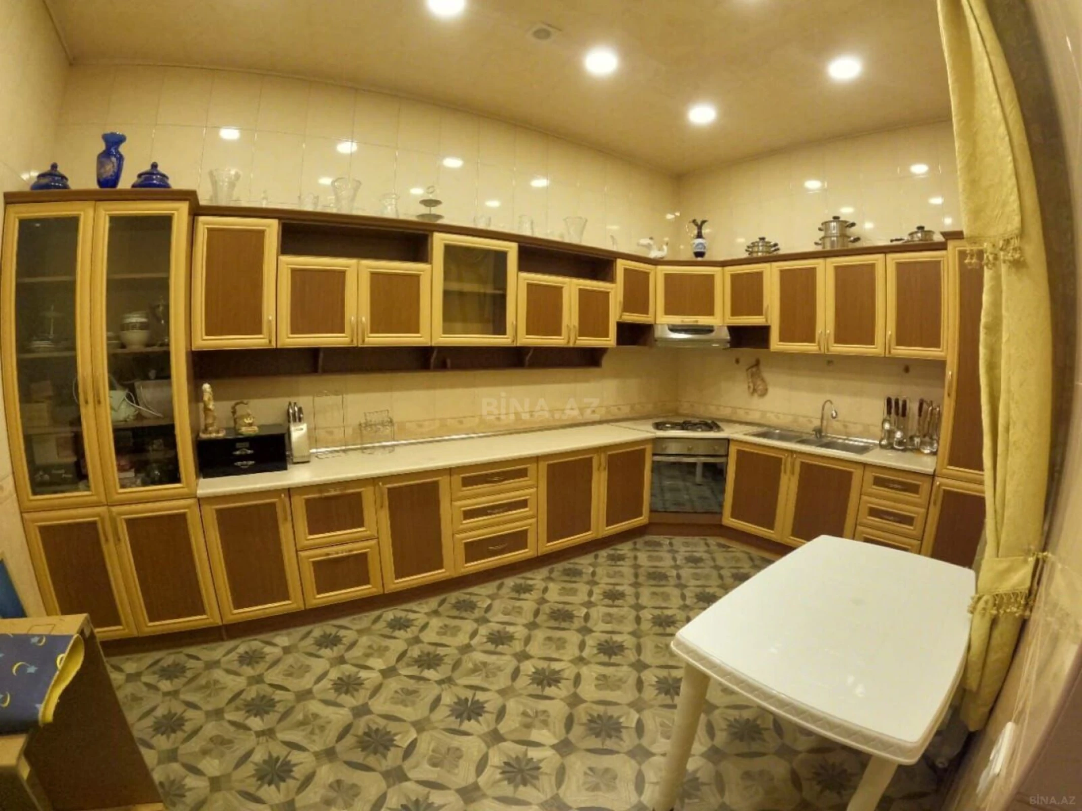 Satılır 9 otaqlı həyət evi 750 m²