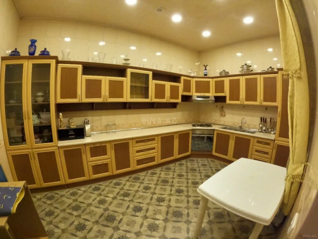 Satılır 9 otaqlı həyət evi 750 m²